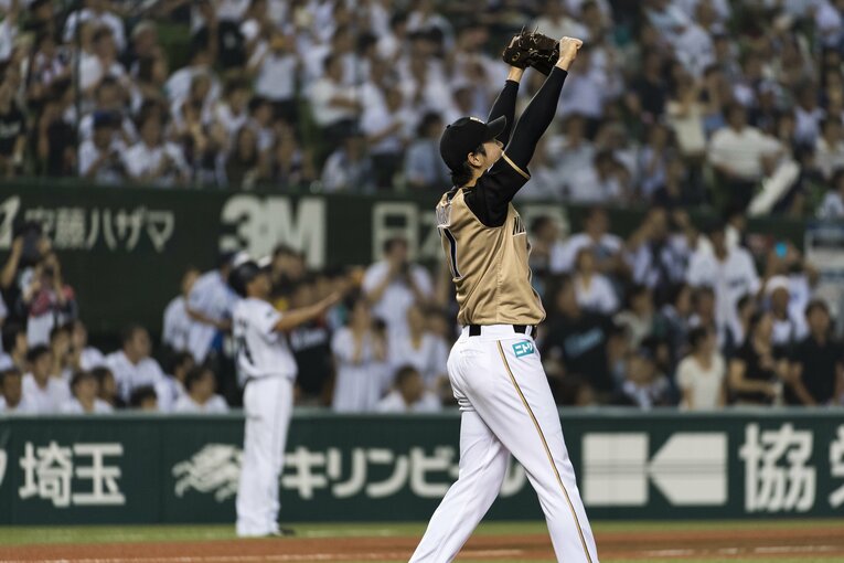 優勝が決まり拳を突き上げる大谷　©︎Takuya Sugiyama