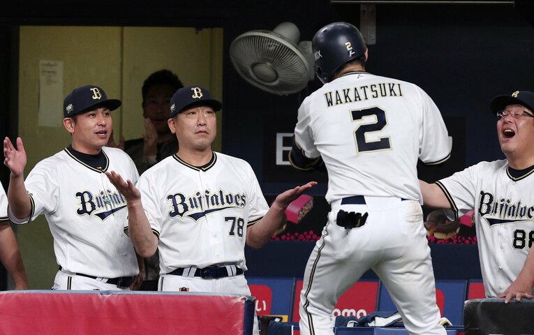 ホームランを放った若月をおどけた表情で出迎える中嶋聡監督　©JIJI PRESS