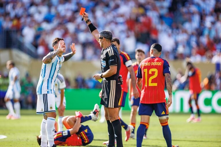 テレビ映像では伝わり切らないアルゼンチンvsスペインの決定的瞬間…写真は右に続きます　©Kiichi Matsumoto/JMPA