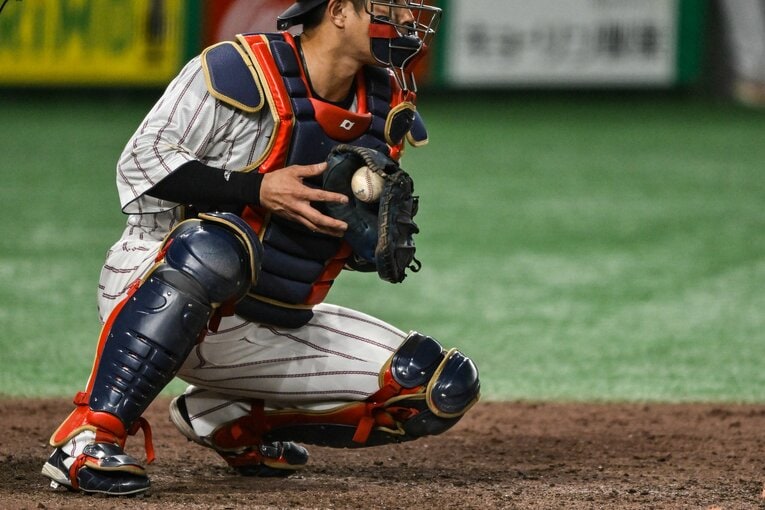 日本代表でもトップクラスのピッチャーの難しい変化球を確実に捕球。安定感は抜群だ　©Nanae Suzuki