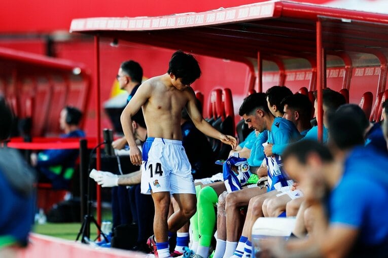 「クボは好きだよ。いつか…」古巣少年ファンが愛する久保建英21歳「マジョルカ帰還で大拍手→元戦友とハグ」を撮って感じたこと(24)