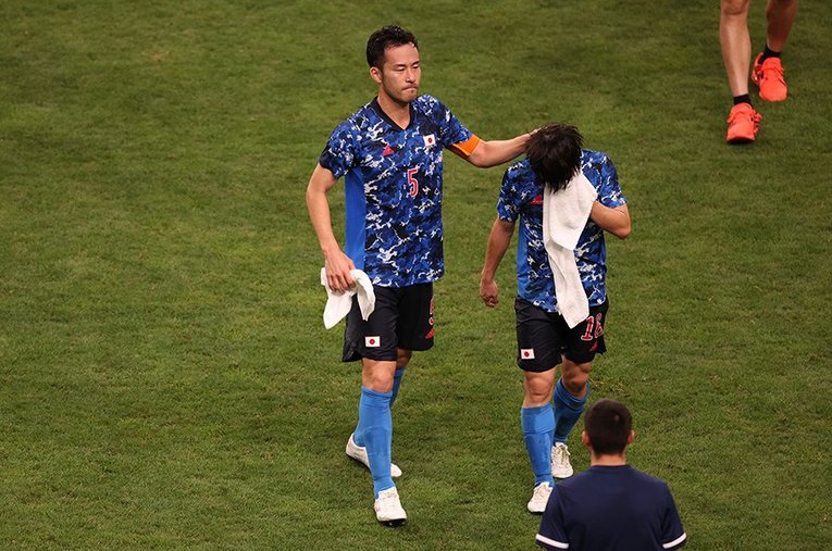 試合後、相馬を励ます吉田©Shinya Mano/JMPA