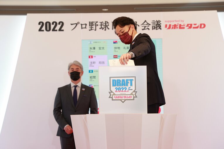 2022年ドラフト会議／立教大・荘司康誠の抽選で当たりくじを引く楽天・米田陽介社長　©︎JMPA