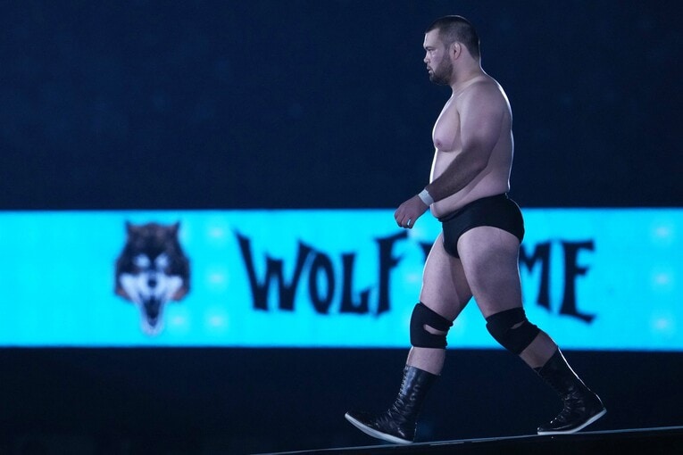 黒いショートタイツとリングシューズで入場するウルフアロン　©Masashi Hara