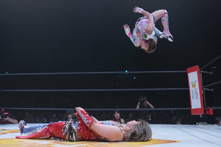 コーナーから飛ぶ岩谷麻優　©Essei Hara