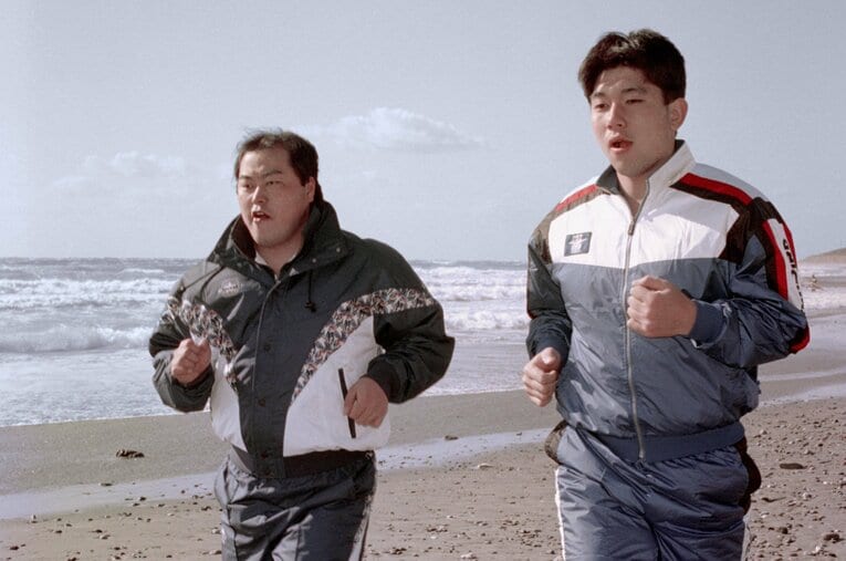 1994年、自主トレをともにする佐野重樹と野茂。のちにトラブルを起こしてしまった後悔、そして94年の真相を佐野が語った ／ photograph by KYODO
