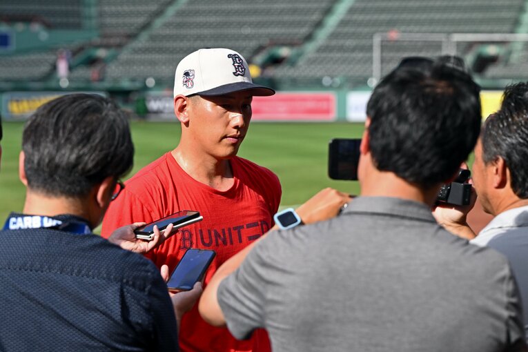 復帰戦に向けてメディア対応する吉田正尚　©︎Brian Fluharty/Getty Images