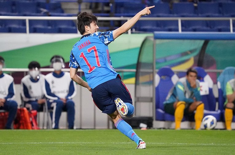 先制点を挙げて喜ぶ田中碧　©Getty Images