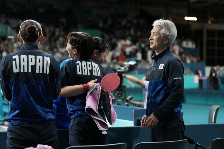 【号泣の準決勝】ドイツ戦。4戦目はストレート勝ち。張本をねぎらう早田、平野　　©︎JMPA