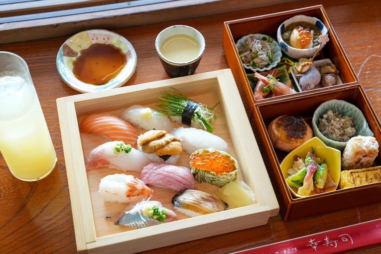 王位戦第2局で両対局者が注文した「おやつ」や食事（全10枚中の7枚目） ©日本将棋連盟