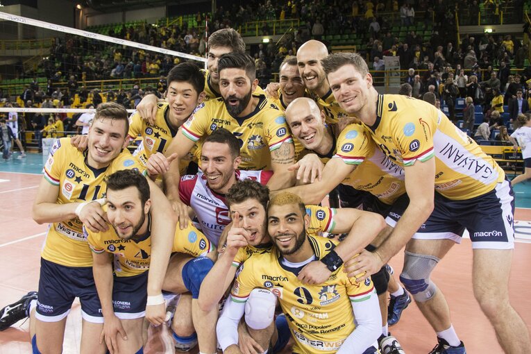 2015年1月17日、レゼンデ（前段中央）らチームメイトと勝利を祝うモデナ時代の石川祐希　©︎Enrico Calderoni/AFLO SPORT