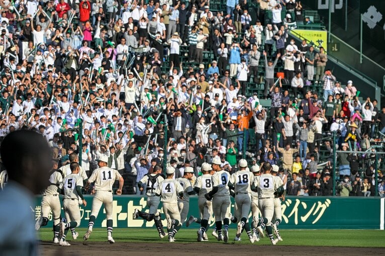 報徳学園の名物応援「アゲアゲホイホイ」の勢いに気圧された今春の選抜準決勝　©︎Nanae Suzuki