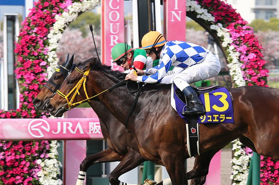 桜花賞馬ジュエラーは「ぼくの家族」。デムーロが果たした3世代GI制覇。<Number Web> photograph by Yuji Takahashi