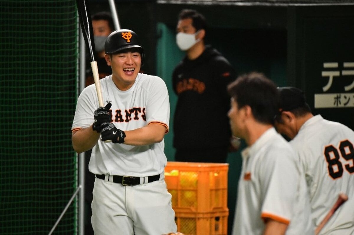 巨人 岡本和真の 飛ばし過ぎ 伝説 菓子折りを持ってよく謝りに 恩師が期待する 3冠王 と驚いたゴールデン グラブ賞 プロ野球 Number Web ナンバー