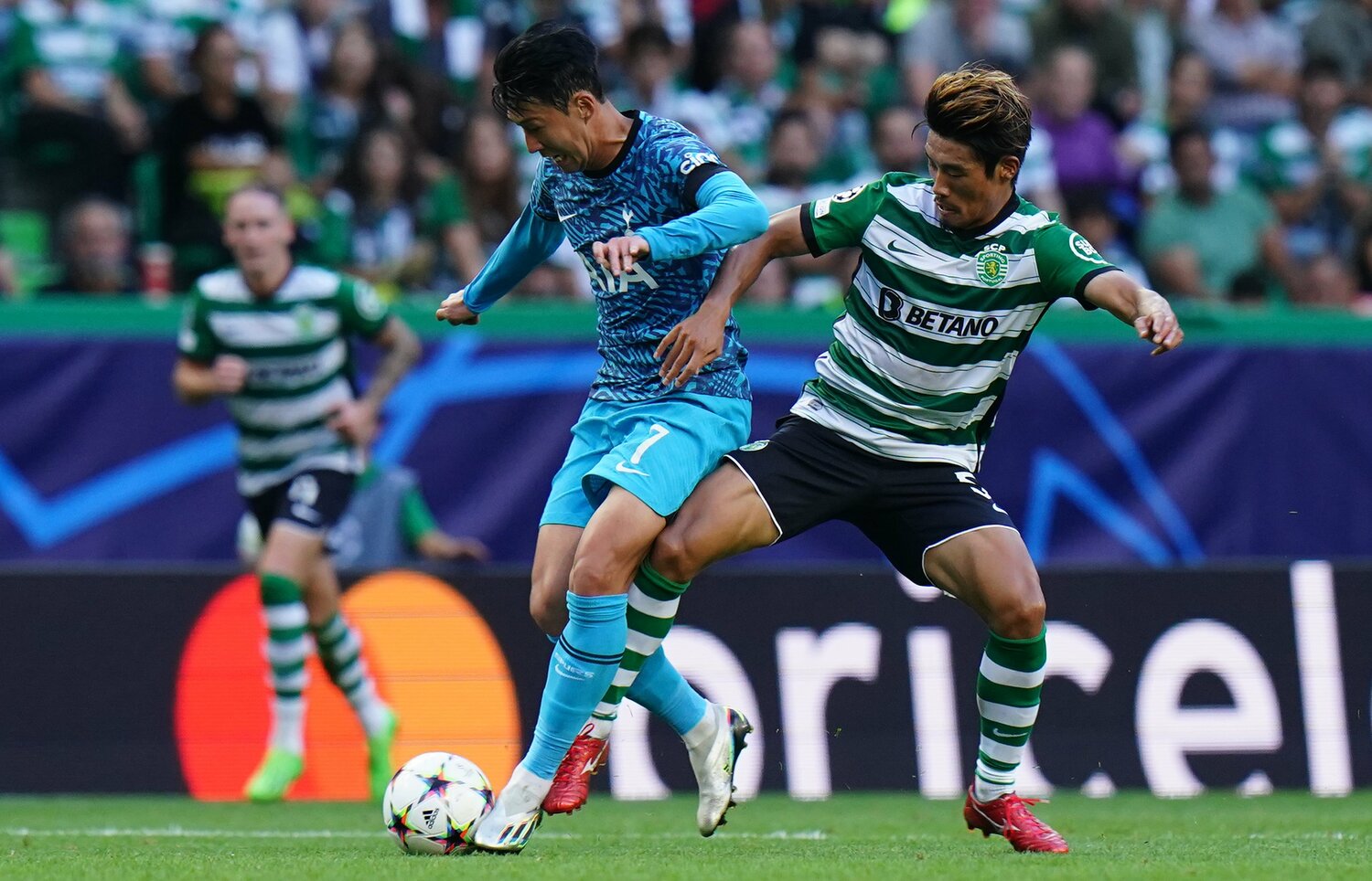 ソン・フンミンとのマッチアップ ©Getty Images