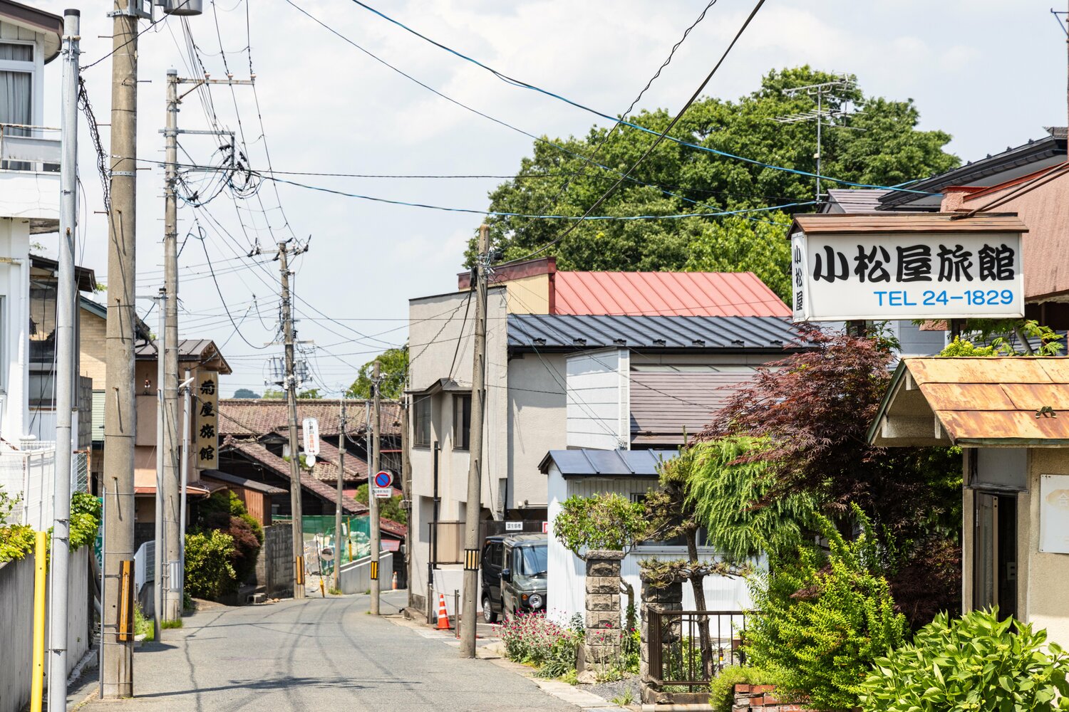 市街地のほうへ歩いていくと、昔ながらの旅館がいくつもあった