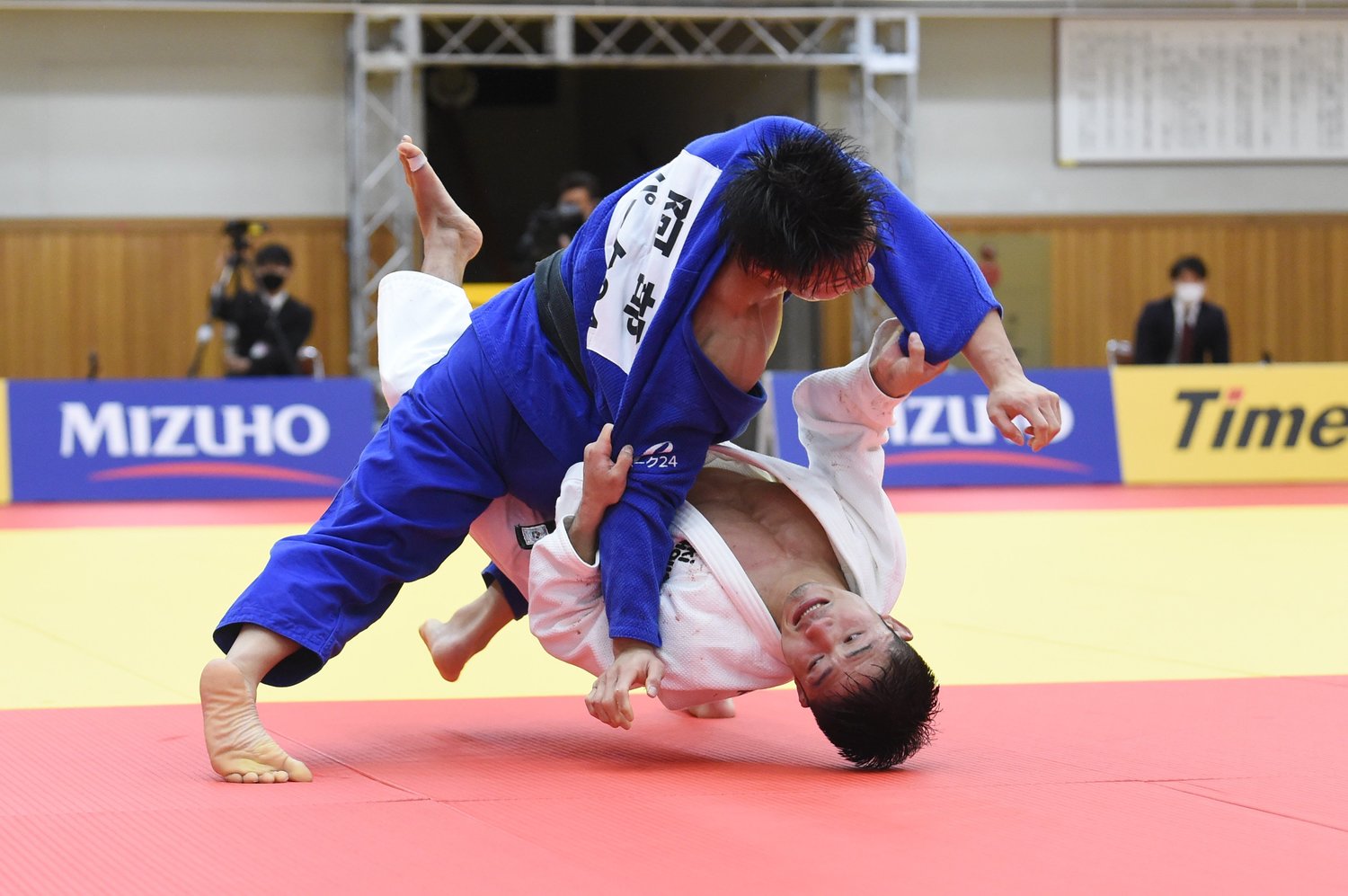 講道館で行われた日本代表内定選手決定戦。合計24分に及ぶ死闘の末，丸山は阿部の大外刈りに屈した　©Itaru Chiba/AFLO