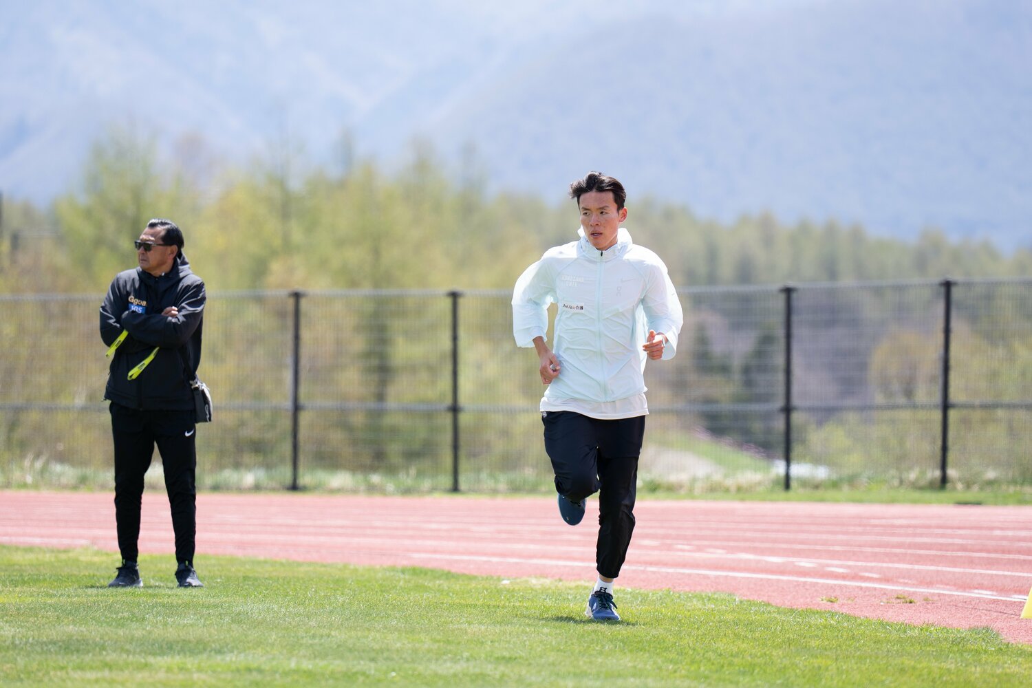 大八木総監督が見つめるなか調整を進める佐藤　©Shiro Miyake