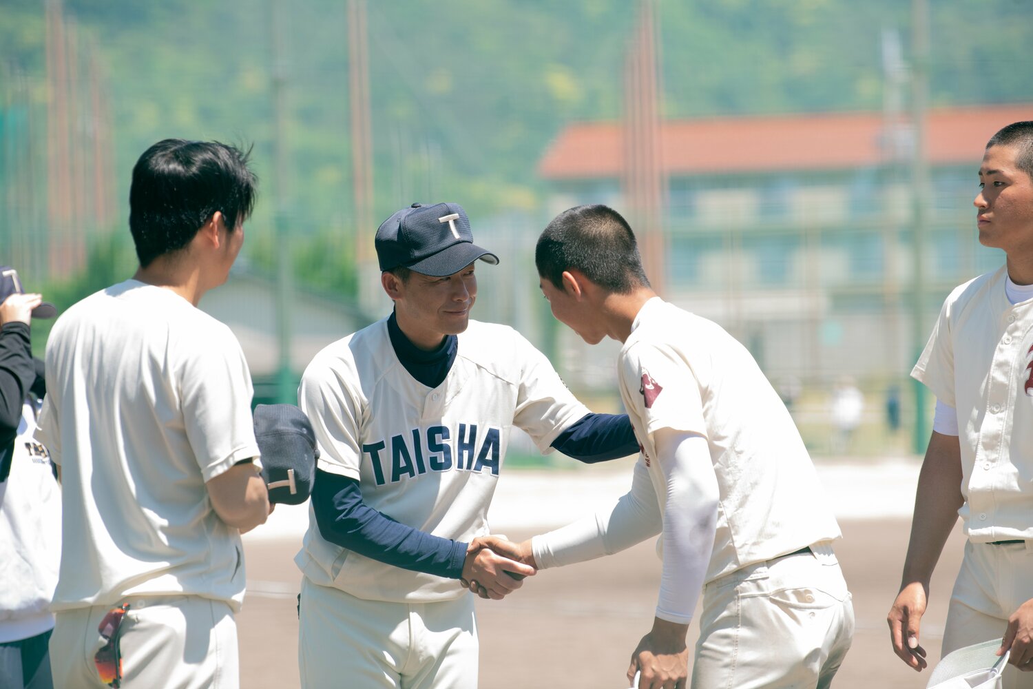 早実の西村主将を労う石飛監督 ©Kota Inoue