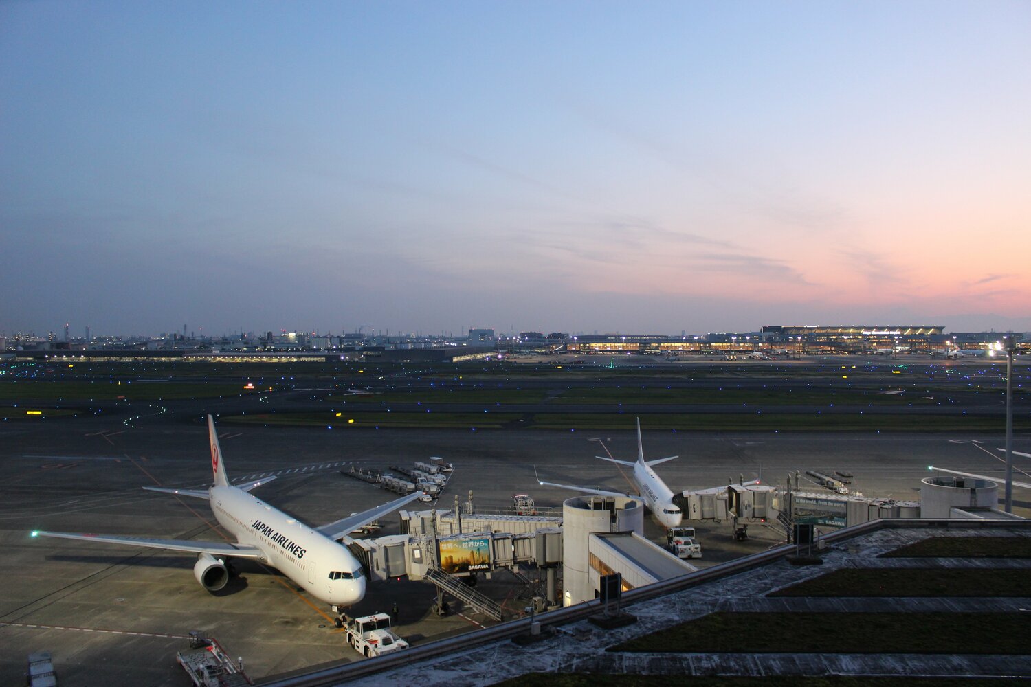 夕暮れどきの羽田空港の滑走路。熱戦はまだまだ続いていた　©Number Web