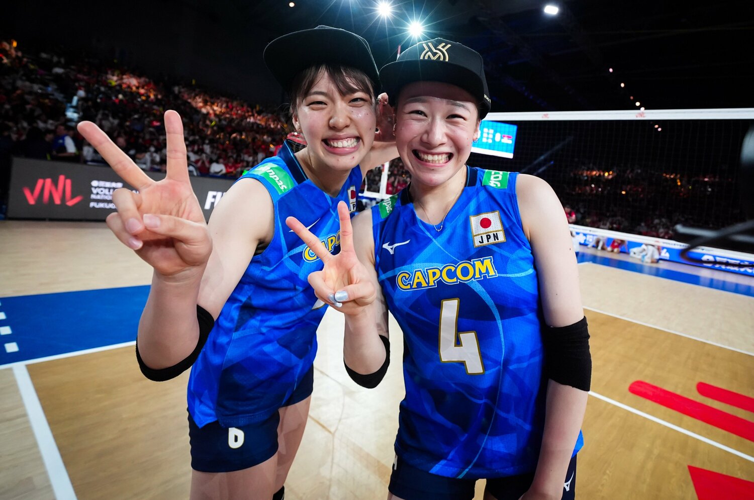 パリ五輪出場を喜ぶセッター関菜々巳（左）と石川真佑　©︎Volleyball World