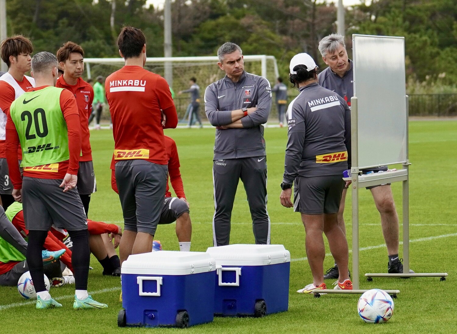 戦術を説明するスコルジャ監督。中央は攻撃担当のラファル・ジャナスコーチ　©Atsushi Iio