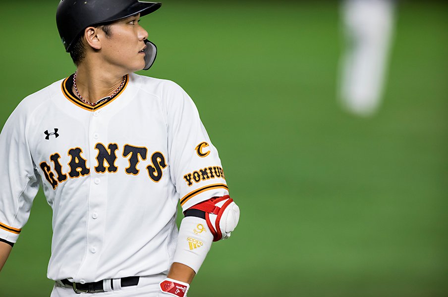 坂本勇人 あのときの長野さん 自分のことのように喜んでくれて 塁上で感極まったワケ プロ野球 Number Web ナンバー