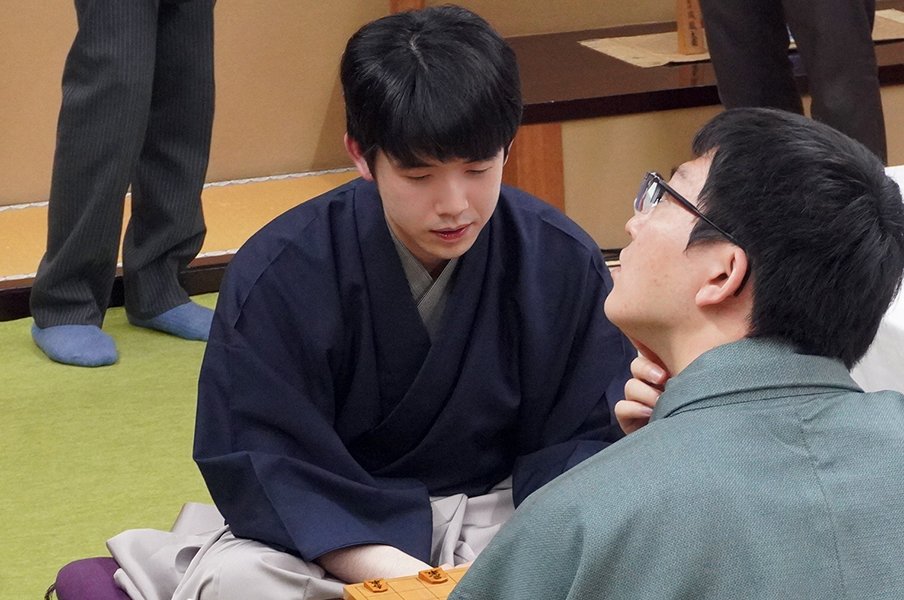 「こ、この飛車…何なの?」藤井聡太の100手目に棋士が騒然「こういうの、大好きだもんね」佐々木勇気は熱心に…“TVに映らない”名人戦舞台裏<Number Web> photograph by NumberWeb
