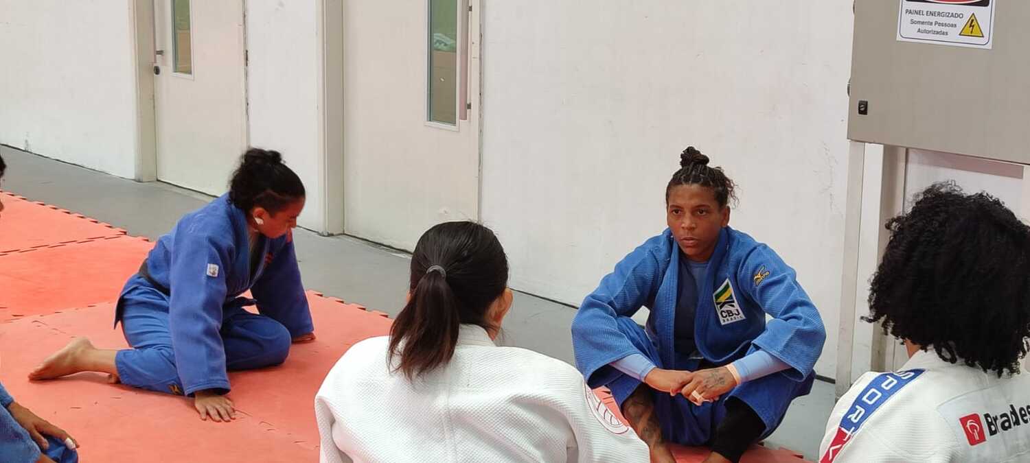 裕子さんのアドバイスを真剣に聞き入るラファエラ　©Hiroaki Sawada