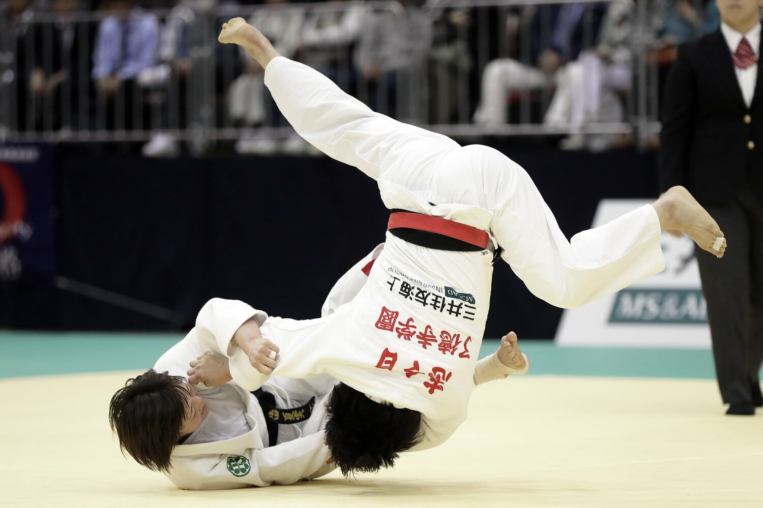 2018年の全日本選抜体重別選手権決勝で志々目愛を投げる角田　©Getty Images