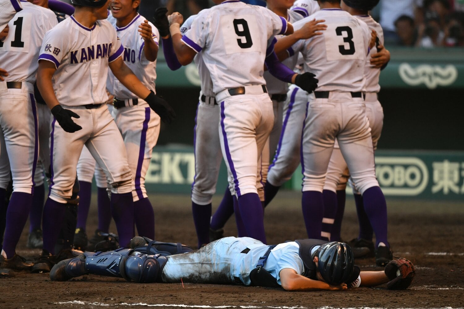 まさかのサヨナラ負けの瞬間、有馬はホームベースに突っ伏して動けなかった　©Hideki Sugiyama