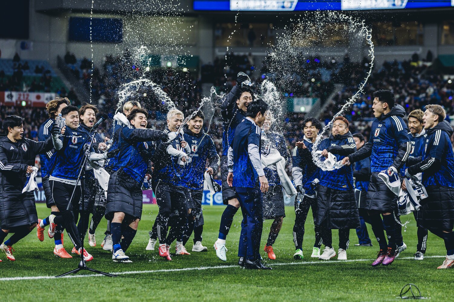 森保監督に水をかける選手たち【2枚目／全3枚】　©Kiichi Matsumoto