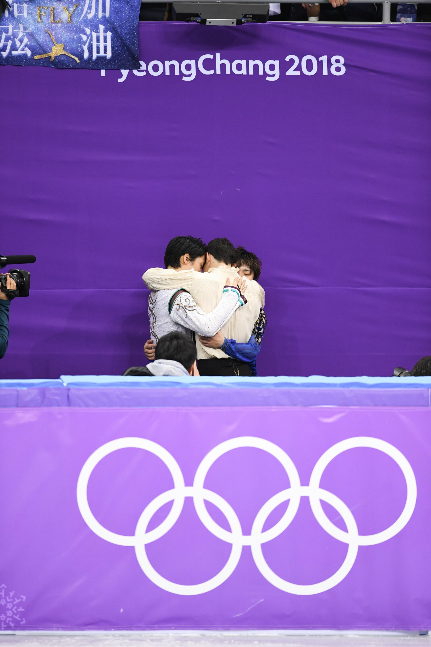 平昌五輪にて抱き合った羽生、宇野とフェルナンデス　©Asami Enomoto／JMPA