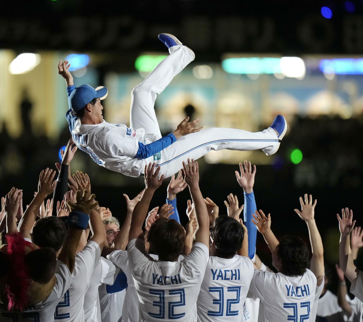 引退セレモニーで胴上げされる谷内亮太 ©︎KYODO