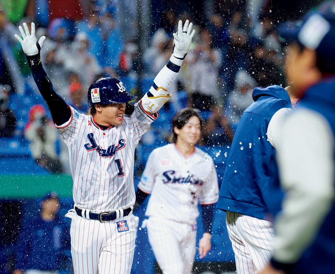 9月26日の中日戦。初の代打サヨナラ弾を放ちウォーターシャワーの祝福を浴びた SANKEI SHIMBUN