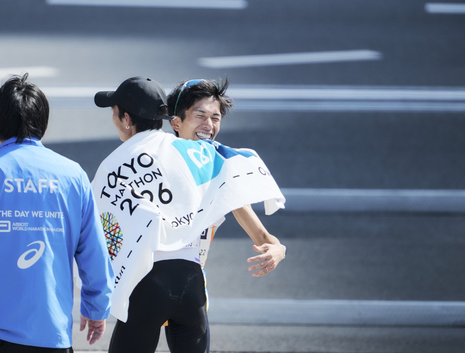 東京マラソンのゴール後、大迫と健闘を讃えあった photograph by Yuki Suenaga