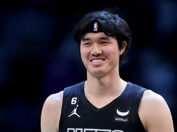 「無保証ならNBAにこだわらない」渡邊雄太が覚悟を決めた“3度目の交渉解禁日”…田臥勇太も祝福するサンズ移籍（2年7億超）の舞台裏＜Number Web＞ photograph by Getty Images