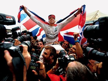 3冠達成のハミルトンが持つ“勝者のマインド”。～頭脳派のロズベルグとは違う、勝負師ぶり～＜Number Web＞ photograph by Getty Images