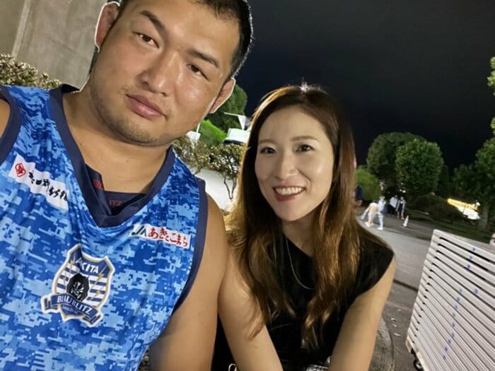 プロポーズは“聖地・秩父宮”、結婚直後に靭帯断裂…ラグビーW杯に人生を懸ける夫を支えたラガーマンの妻「プロップは優しくて力持ち」<Number Web> photograph by Kana Kakinaga