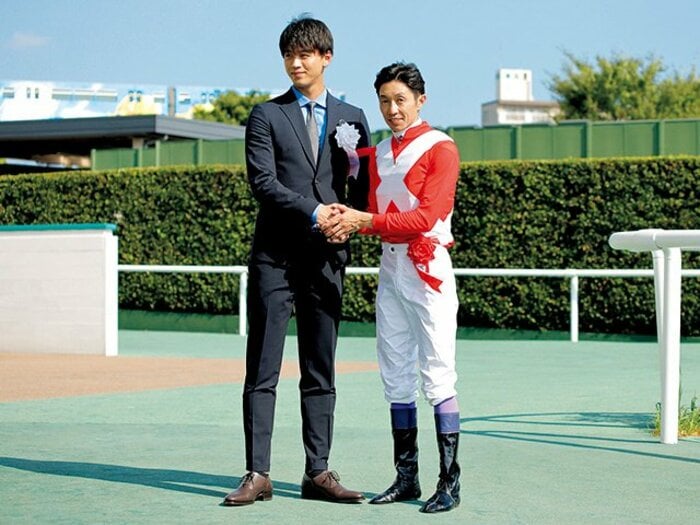 「おみくじ馬券」が大人気!? 竹内涼真効果とファン拡大の鍵。～ランダム馬券＋サイン色紙で売上げ増～＜Number Web＞ photograph by Photostud