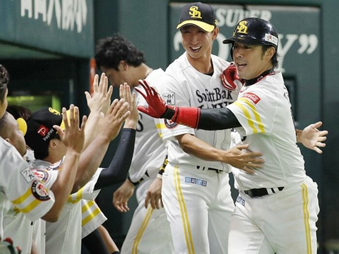 社会人→家業手伝い→大学→プロ。ホークスの「異色」捕手・高谷裕亮。＜Number Web＞ photograph by Kyodo News