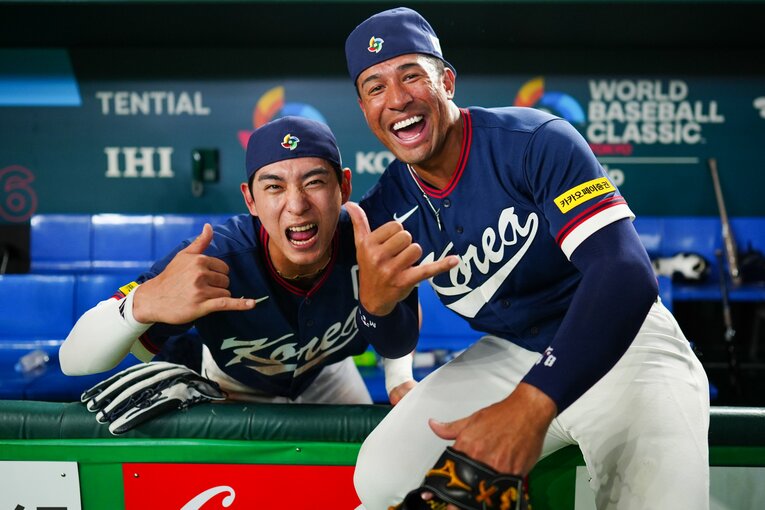 韓国人の母をもつジャーメイ・ジョーンズ（右）と主将イ・ジョンフ　©︎Daniel Shirey/WBCI/MLB Photos via Getty Images
