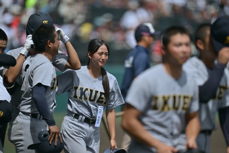 準々決勝・智弁和歌山戦で敗れ、肩を落とす選手を励ます星よつはさん　©Hideki Sugiyama