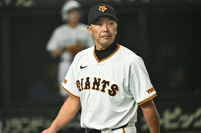前半戦を首位で折り返した巨人・阿部慎之助監督。その手腕の秘密とは？ ／ photograph by Hideki Sugiyama