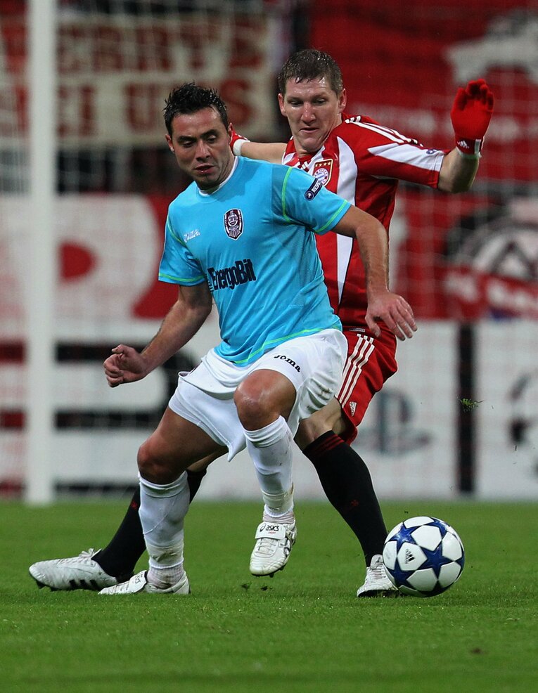 2010～12年に所属したクルージュ時代（ルーマニア）。写真は2010年のCLバイエルン戦で。シュバインシュタイガーとマッチアップ　©Getty Images