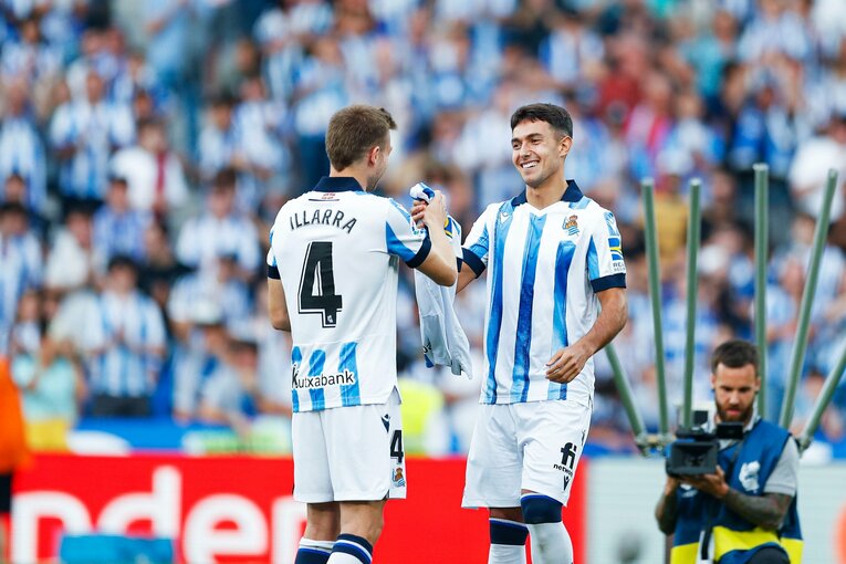 久保建英22歳誕生日に「タケはアイドル」日本語ボードの子供、メッシっぽい新ユニ姿やソシエダ主将との別れ…カメラマンが見た“幸せな最終節”(48)