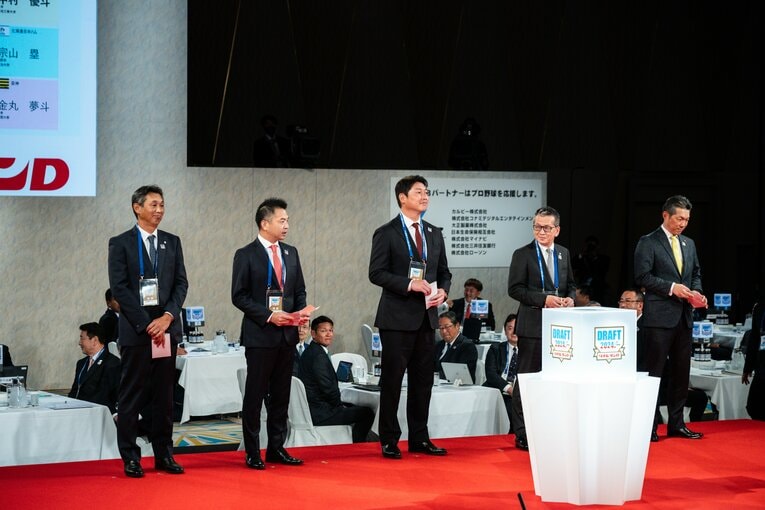 昨年のドラフト会議で、明治大・宗山塁の指名権を巡った抽選シーン　©︎Yuki Sueanaga