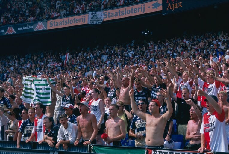 フェイエノールトのサポーターたち（2001年）©︎Kazuaki Nishiyama