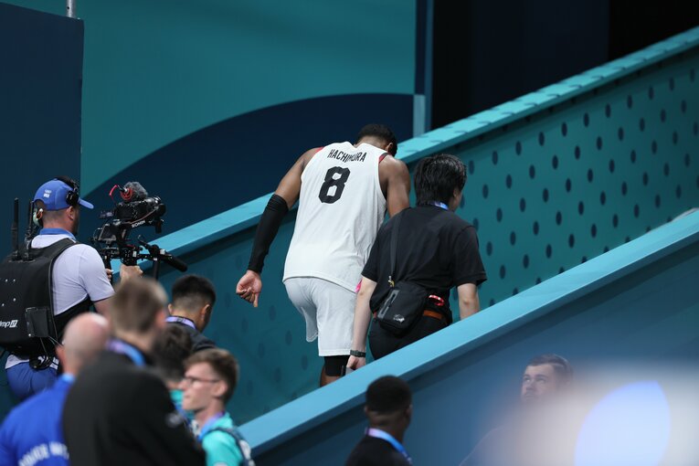 コートを後にする八村　©︎JMPA