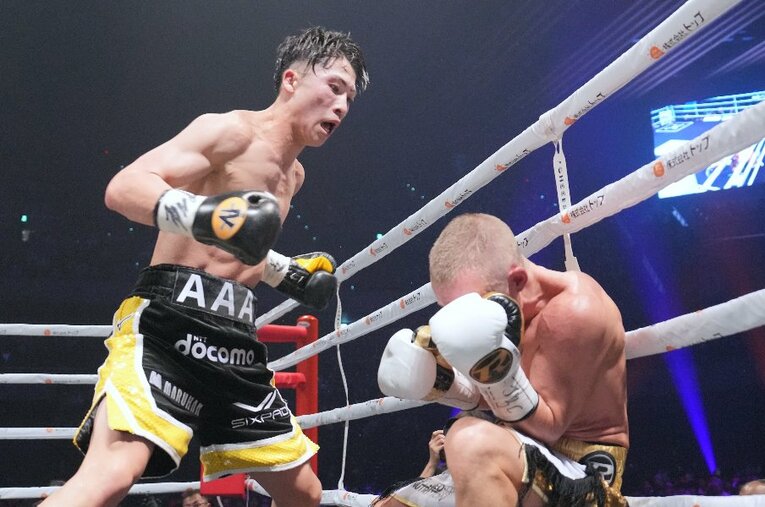 井上尚弥のラッシュを受けて崩れ落ちるポール・バトラー。リングサイドでKOシーンを撮影していたボクシングカメラマンの福田直樹氏に話を聞いた ／ photograph by Naoki Fukuda